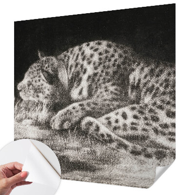 Samolepilna fototapeta za dnevno sobo z motivom leoparda, počivajočega v naravni barvni paleti