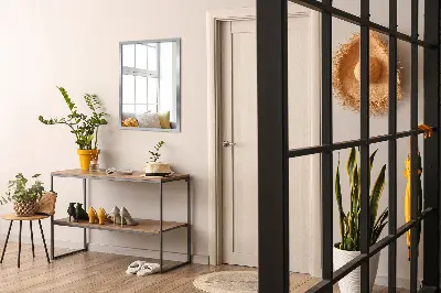 Stensko ogledalo s srebrnim okvirjem elegantno