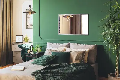 Stensko ogledalo s srebrnim okvirjem elegantno