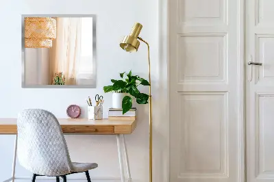 Stensko ogledalo s srebrnim okvirjem elegantno