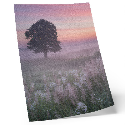 Premium stenski plakat Osamljeno drevo v megli, pastelne barve neba