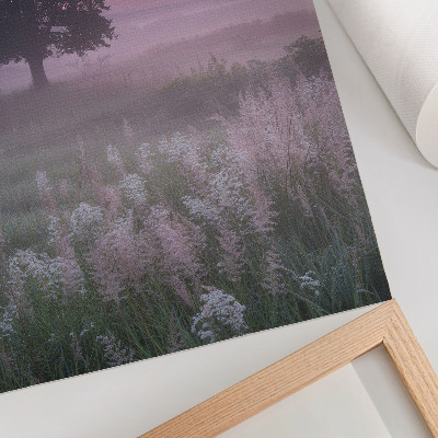 Premium stenski plakat Osamljeno drevo v megli, pastelne barve neba