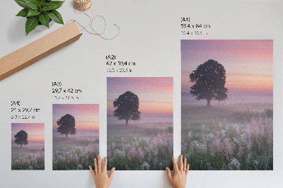 Premium stenski plakat Osamljeno drevo v megli, pastelne barve neba