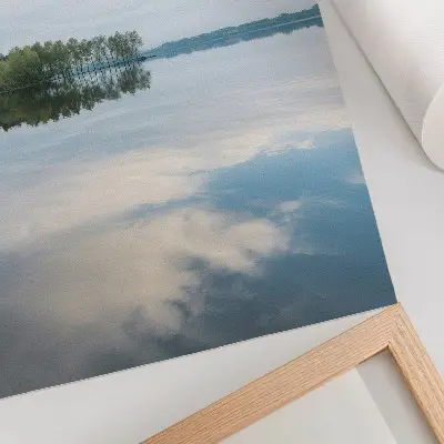 Plakat mirna voda z odsevom dreves in neba v naravi