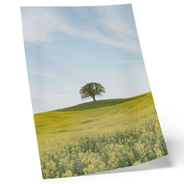 Eleganten plakat za dnevno sobo Drevo na hribu v rumenem polju