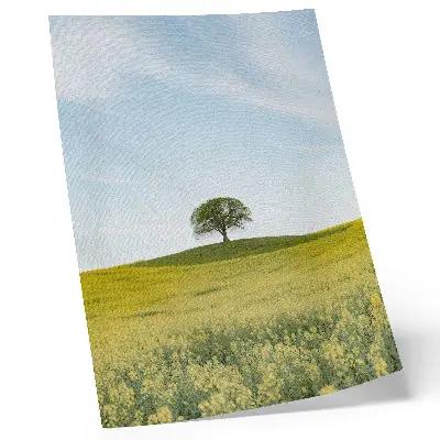 Plakat Drevo na hribu v rumenem polju eleganten dekor za dnevno sobo