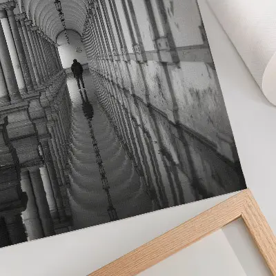 Umetniški tisk na platno z motivom perspektive monokromatske simetrične arhitekture