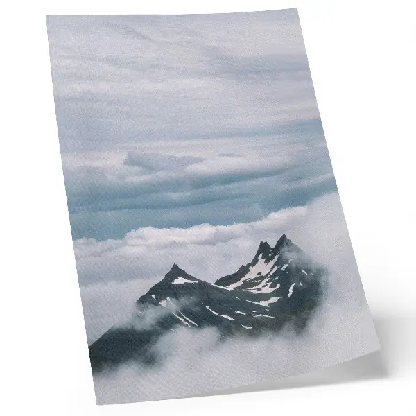 Stenski plakat Gorski vrhovi v megli z motivom miru in elegance