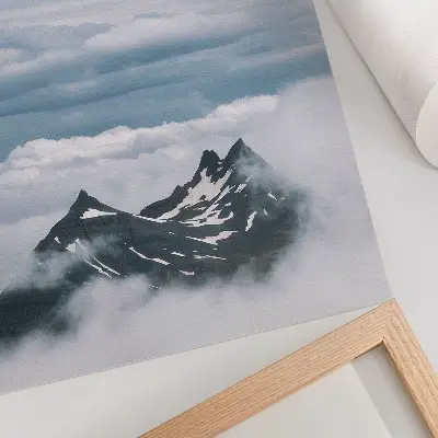 Stenski plakat Gorski vrhovi v megli z motivom miru in elegance