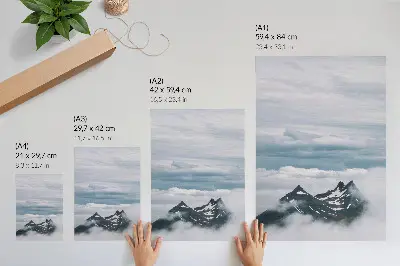 Stenski plakat Gorski vrhovi v megli z motivom miru in elegance