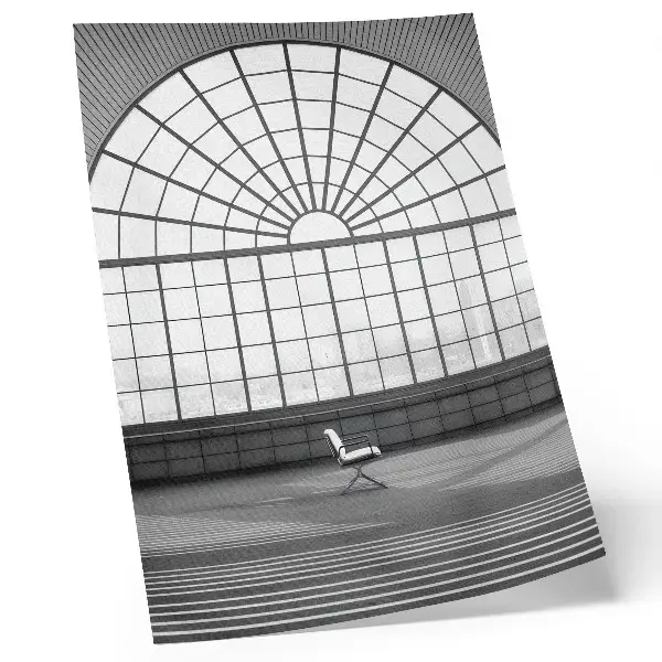Minimalistični plakat za dnevno sobo z motivom velikih obokanih oken