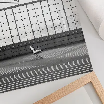 Minimalistični plakat za dnevno sobo z motivom velikih obokanih oken