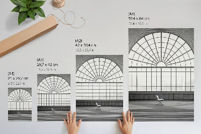 Eleganten plakat za dnevno sobo Minimalistični stol z velikimi obokanimi okni.