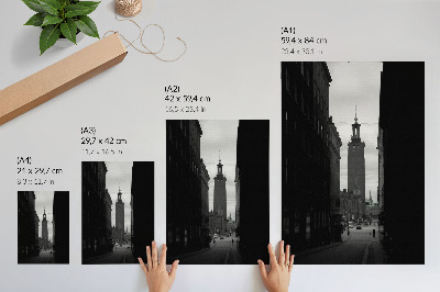 Eleganten plakat za dnevno sobo Črno-bela ulica s stolpom v monumentalnem središču