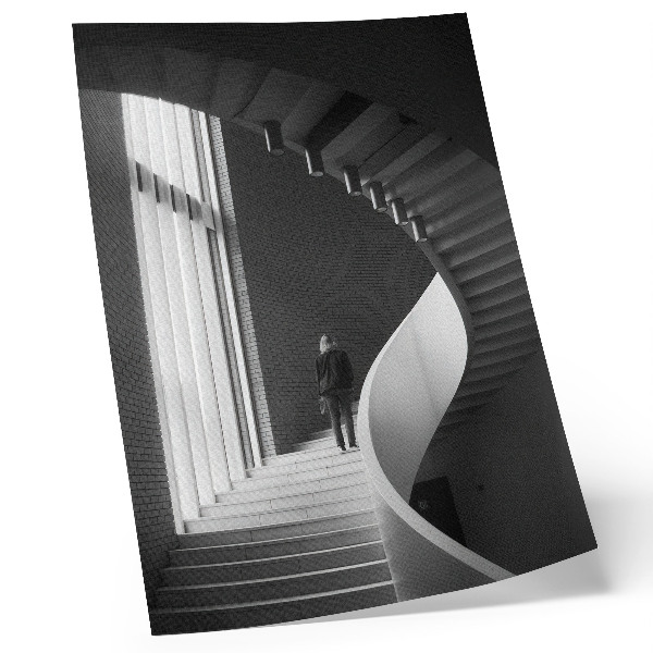 Umetniški tisk na platno Spiralno stopnišče iz opeke, minimalizem, kontrast