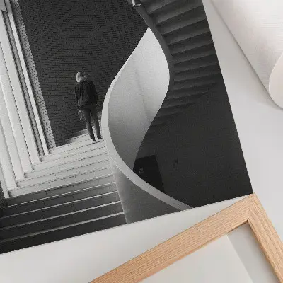 Umetniški tisk na platno spiralno stopnišče iz opeke z minimalističnim kontrastom