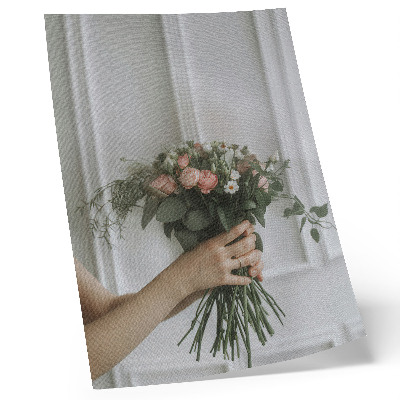 Premium stenski plakat Šopek vrtnic ob beli steni