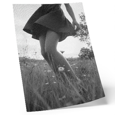 Umetniški tisk na platno Črno-bela fotografija travnika, polnega harmonije in miru.