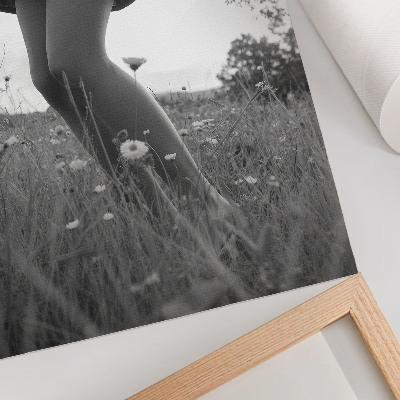 Umetniški tisk na platno Črno-bela fotografija travnika, polnega harmonije in miru.