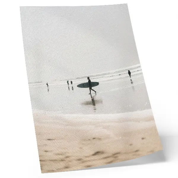Premium stenski plakat surfer, ki hodi po plaži s svojo desko