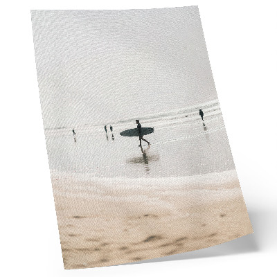 Premium stenski plakat Surfer hodi po plaži in nosi desko
