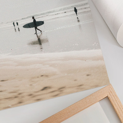 Premium stenski plakat Surfer hodi po plaži in nosi desko