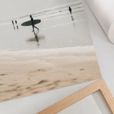 Premium stenski plakat surfer, ki hodi po plaži s svojo desko