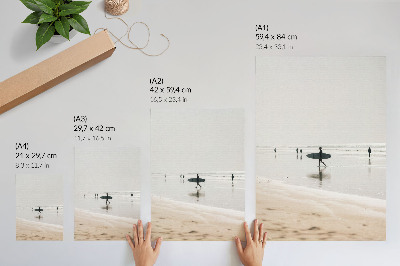 Premium stenski plakat Surfer hodi po plaži in nosi desko