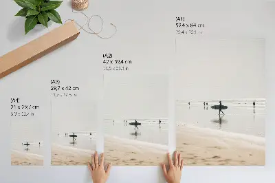 Premium stenski plakat surfer, ki hodi po plaži s svojo desko