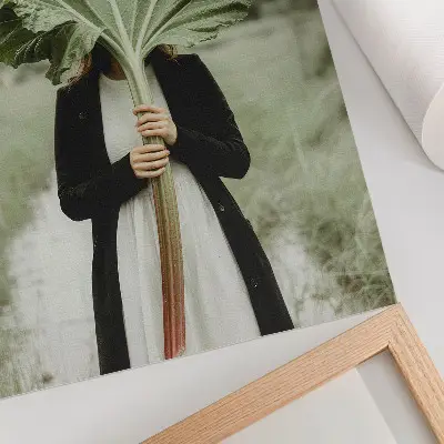 Eleganten plakat za dnevno sobo skrivnost narave z motivom lista in figure