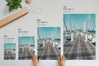 Stenski plakat z motivom morskega pomola z jahtami pod modrim nebom simetrične kompozicije
