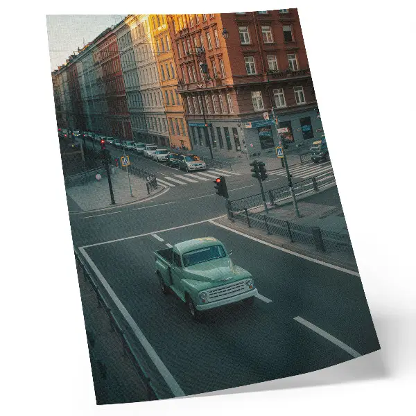 Stenski plakat stanovanjske hiše z retro avtomobilom ob sončnem zahodu
