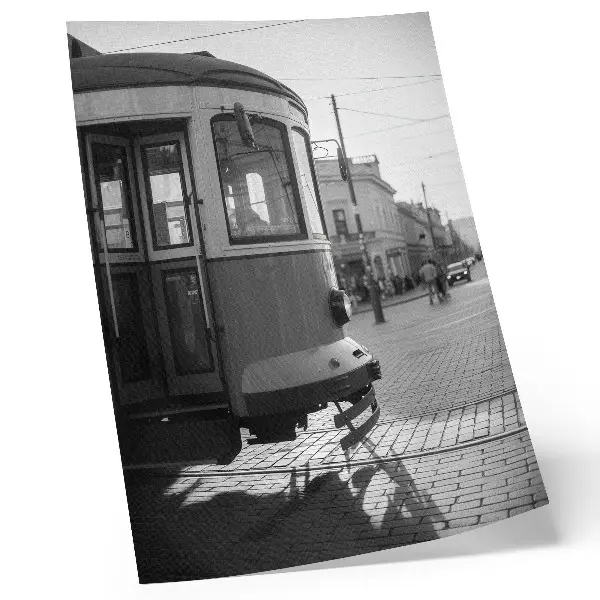 Stenski plakat črno-bela fotografija tramvaja v središču mesta