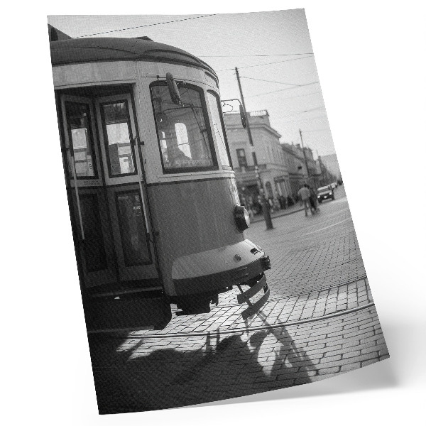 Premium stenski plakat Črno-beli tramvaj v središču mesta