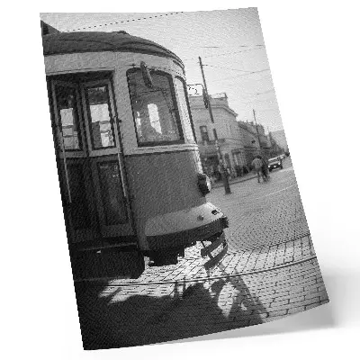 Stenski plakat črno-bela fotografija tramvaja v središču mesta