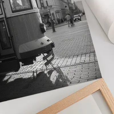 Stenski plakat črno-bela fotografija tramvaja v središču mesta
