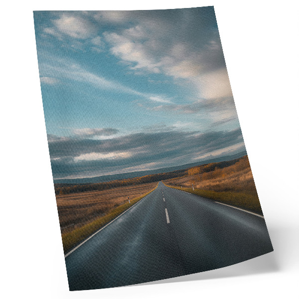 Plakat Cesta skozi jesensko ravnino pod modrim nebom