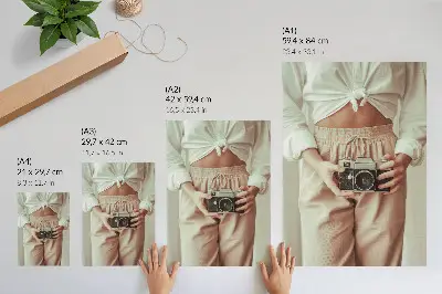 Premium stenski plakat oseba z retro fotoaparatom na svetli tkanini v elegantnem slogu