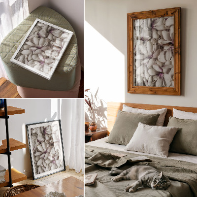Plakat Beli cvetni listi v naravnem učinku vijoličnega cvetličnega vzorca