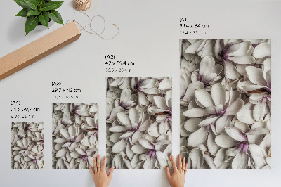 Plakat Beli cvetni listi v naravnem učinku vijoličnega cvetličnega vzorca