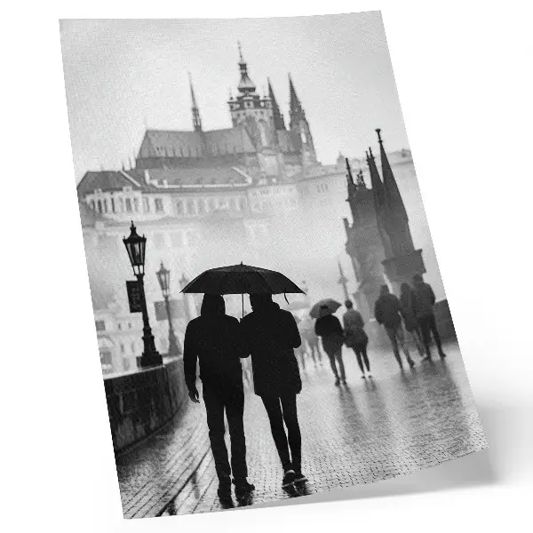 Premium stenski plakat sprehod v dežju s parom pred zgodovinsko arhitekturo