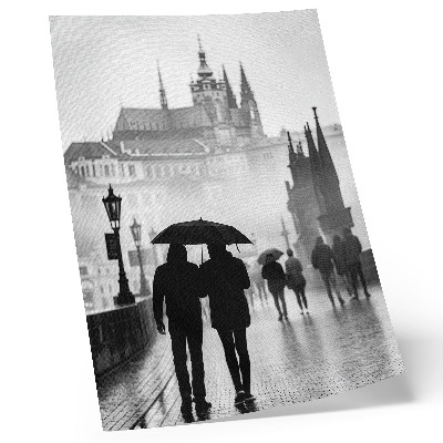 Premium stenski plakat Sprehod v dežju, par z zgodovinsko arhitekturo