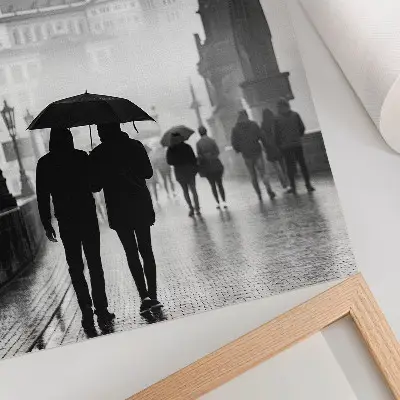 Premium stenski plakat sprehod v dežju s parom pred zgodovinsko arhitekturo