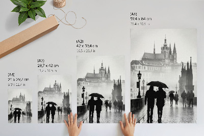 Premium stenski plakat Sprehod v dežju, par z zgodovinsko arhitekturo