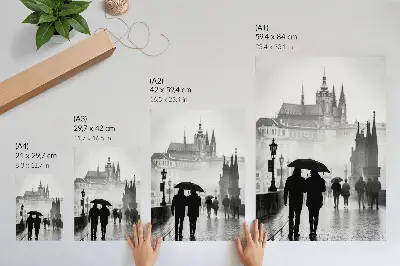 Premium stenski plakat sprehod v dežju s parom pred zgodovinsko arhitekturo