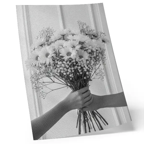 Eleganten plakat za dnevno sobo z motivom nežnega minimalističnega cvetja za eleganco in subtilnost