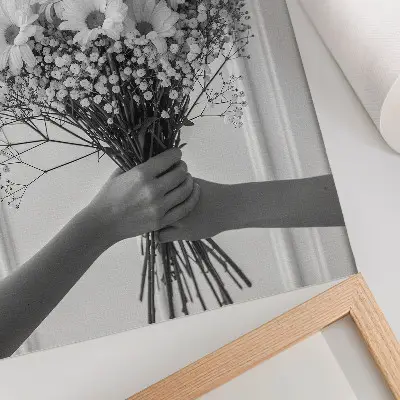 Eleganten plakat za dnevno sobo z motivom nežnega minimalističnega cvetja za eleganco in subtilnost