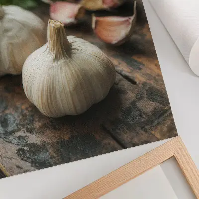Umetniški tisk na platno motiv česna na leseni podlagi za rustikalno vzdušje