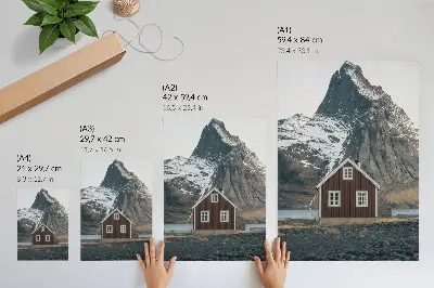 Premium stenski plakat gorska pokrajina z leseno hišo in zasneženimi vrhovi