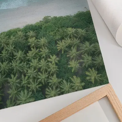 Eleganten plakat za dnevno sobo z motivom turkizne plaže, valov in palm za harmonijo in mir
